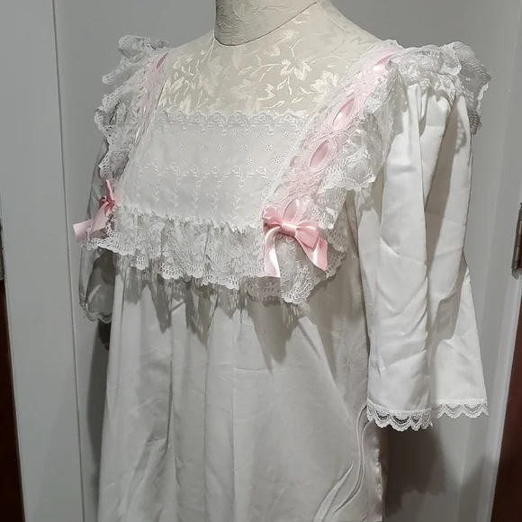 Elegant White Lace Chemise with Pink Accents - Picture 3 of 9